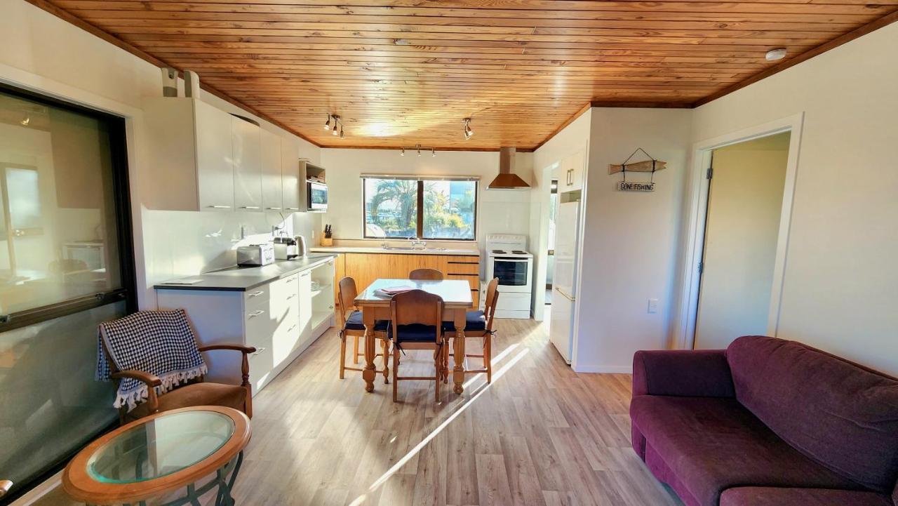 The Sunrise Bach - One Tree Point Holiday Home Exteriör bild